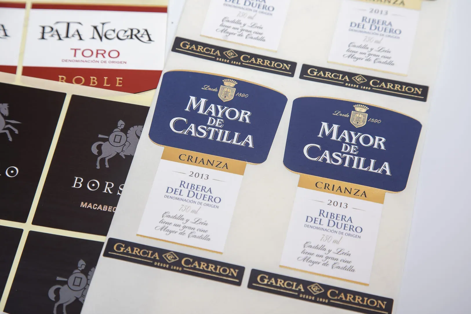 Etiquetas de vino con estampación en oro fabricadas por Adhesivos del Segura
