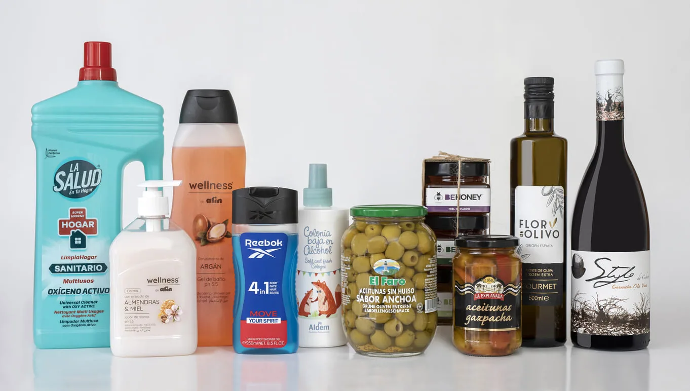 Productos de alimentación, cosmética, limpieza y vino con etiquetas de Adhesivos del Segura