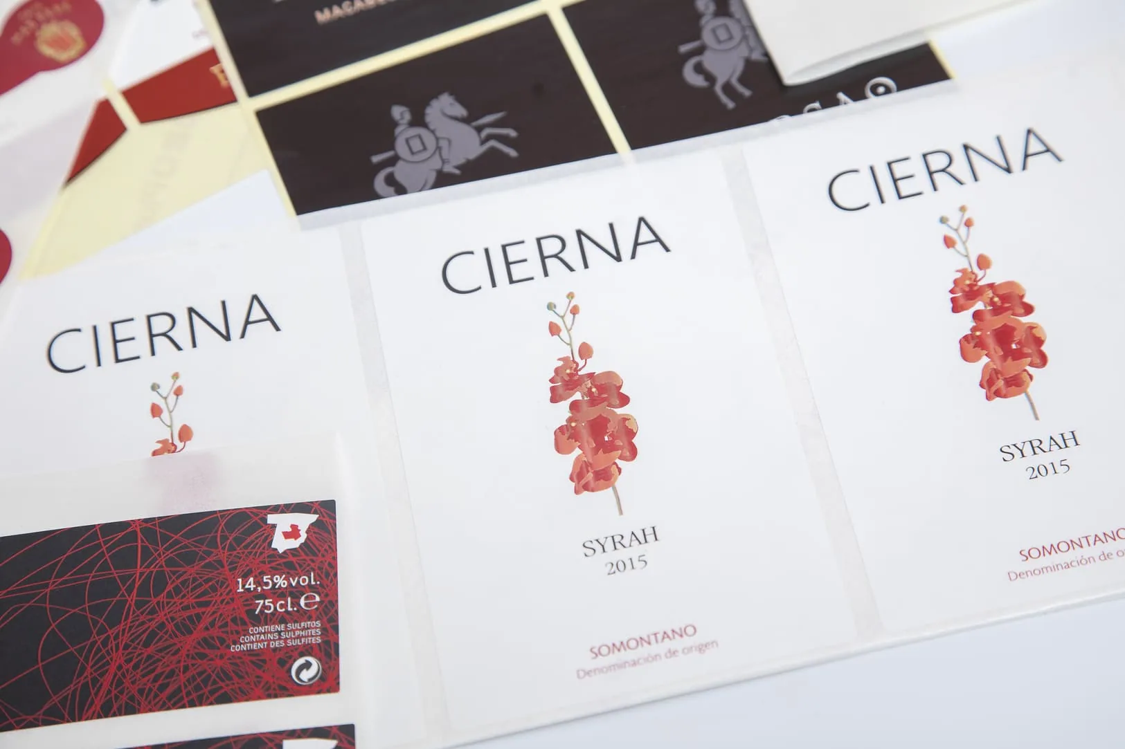 Etiquetas de vino con ilustración y acabados especiales