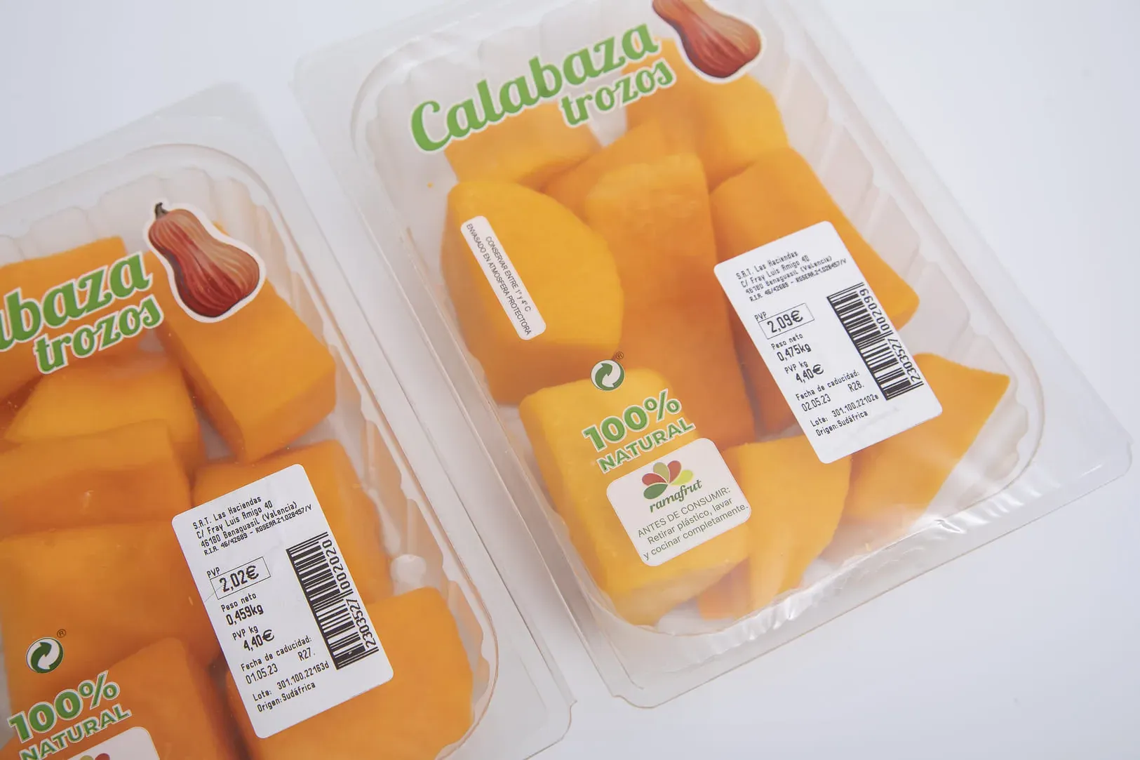 Bandejas de calabaza troceada con etiqueta de peso y precio variable