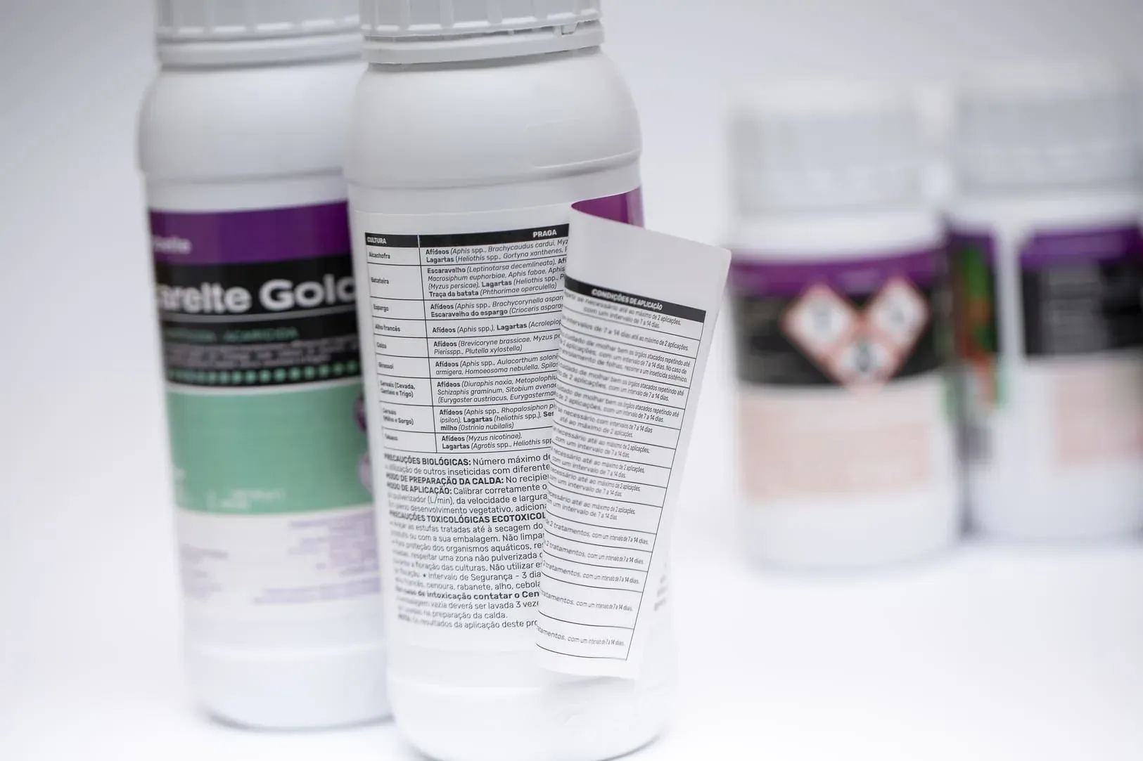 Envases de fitosanitario con etiqueta booklet desplegable