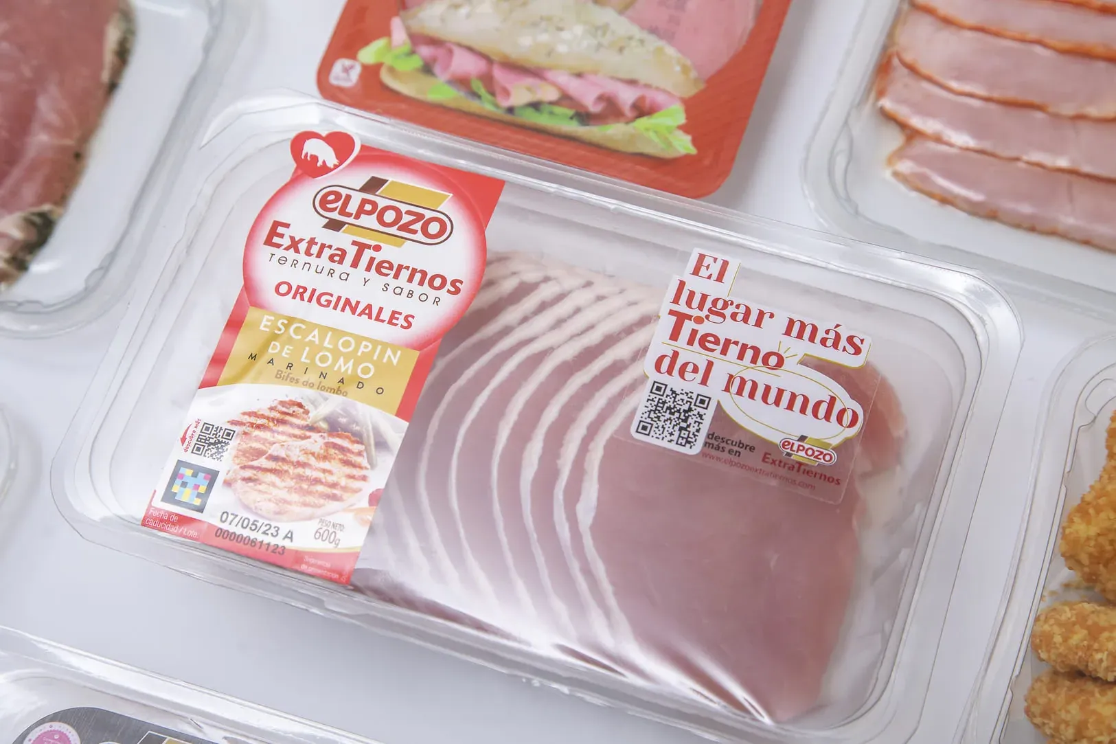 Bandeja de embutido con etiqueta autoadhesiva