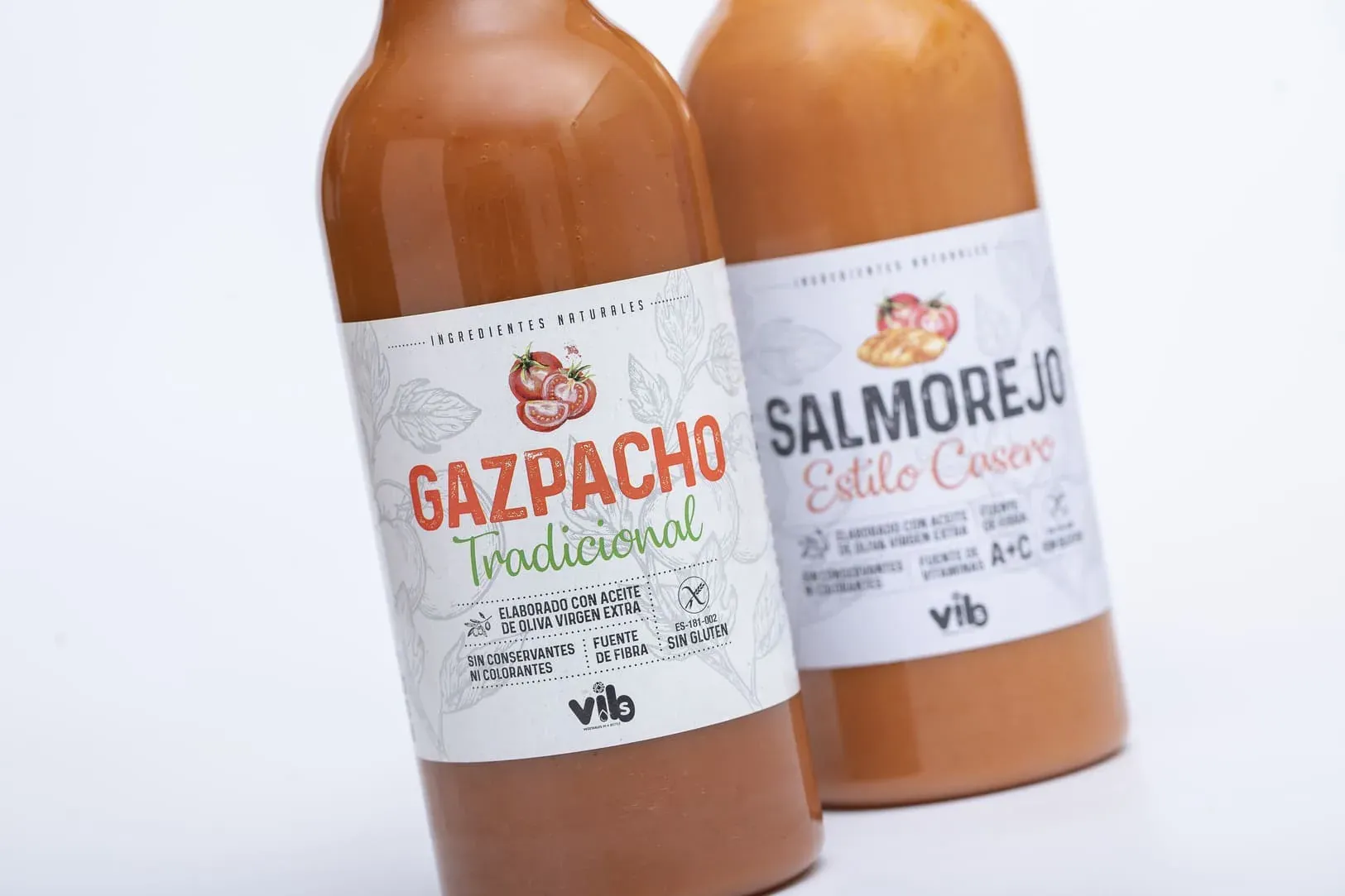 Botellas de gazpacho y salmorejo con etiquetas autoadhesivas