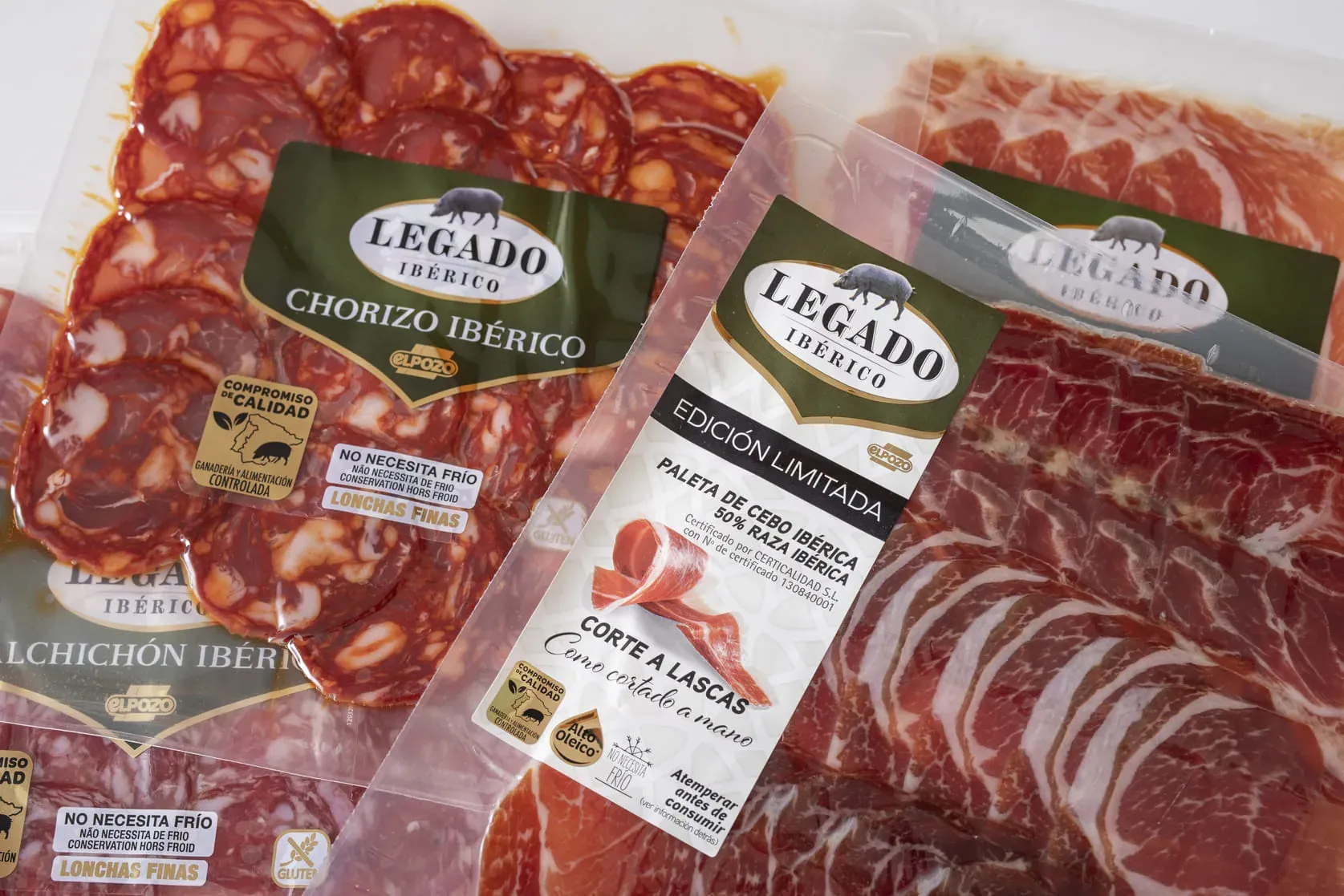 Embutidos ibéricos envasados con etiquetas premium