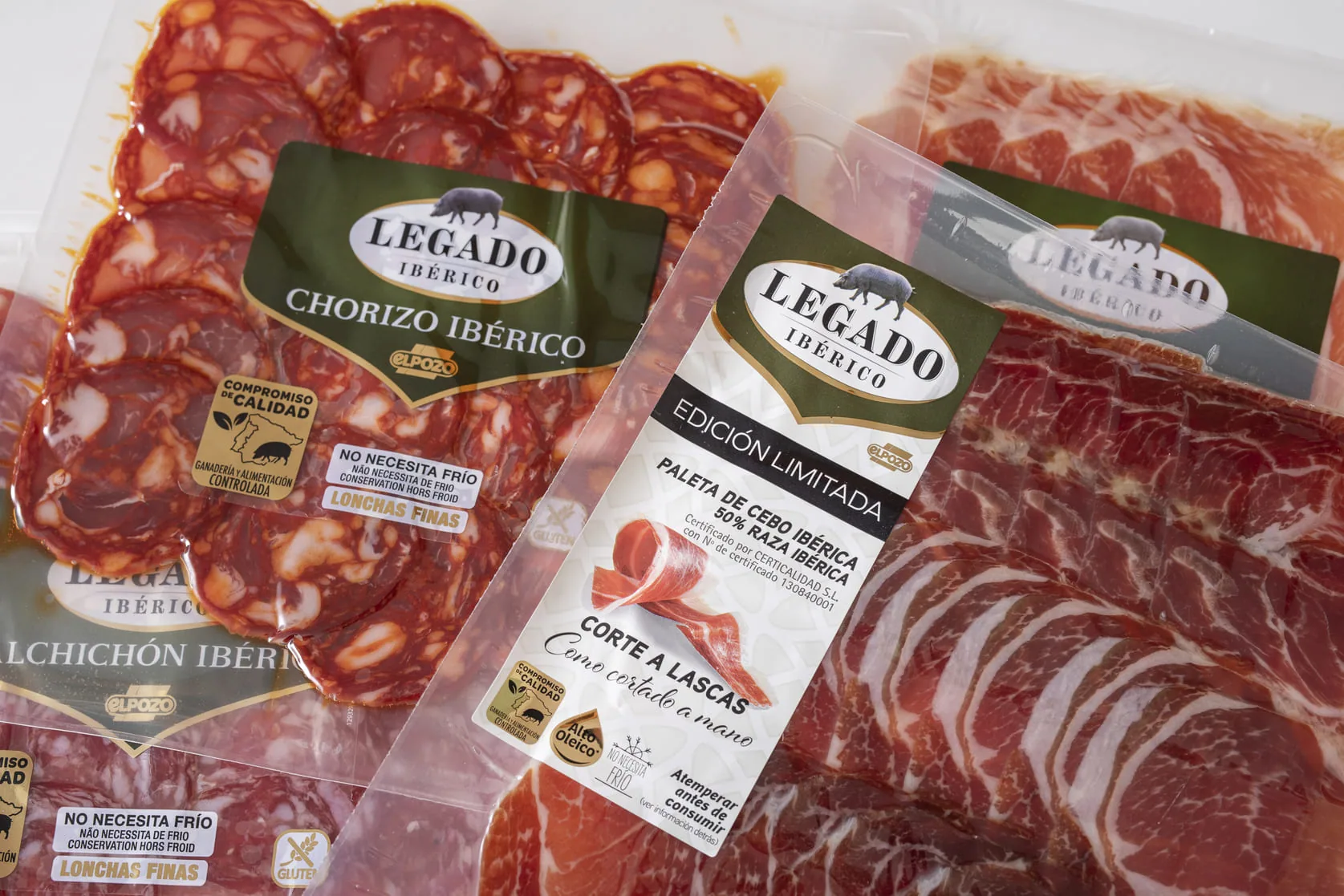 Embutidos ibéricos envasados con etiquetas premium
