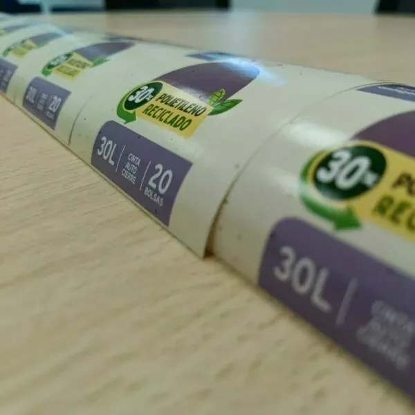 Rollos de bolsas de basura con etiqueta envolvente
