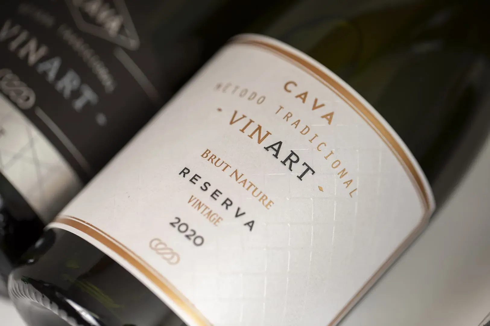 Etiqueta de cava con estampación dorada y papel texturado