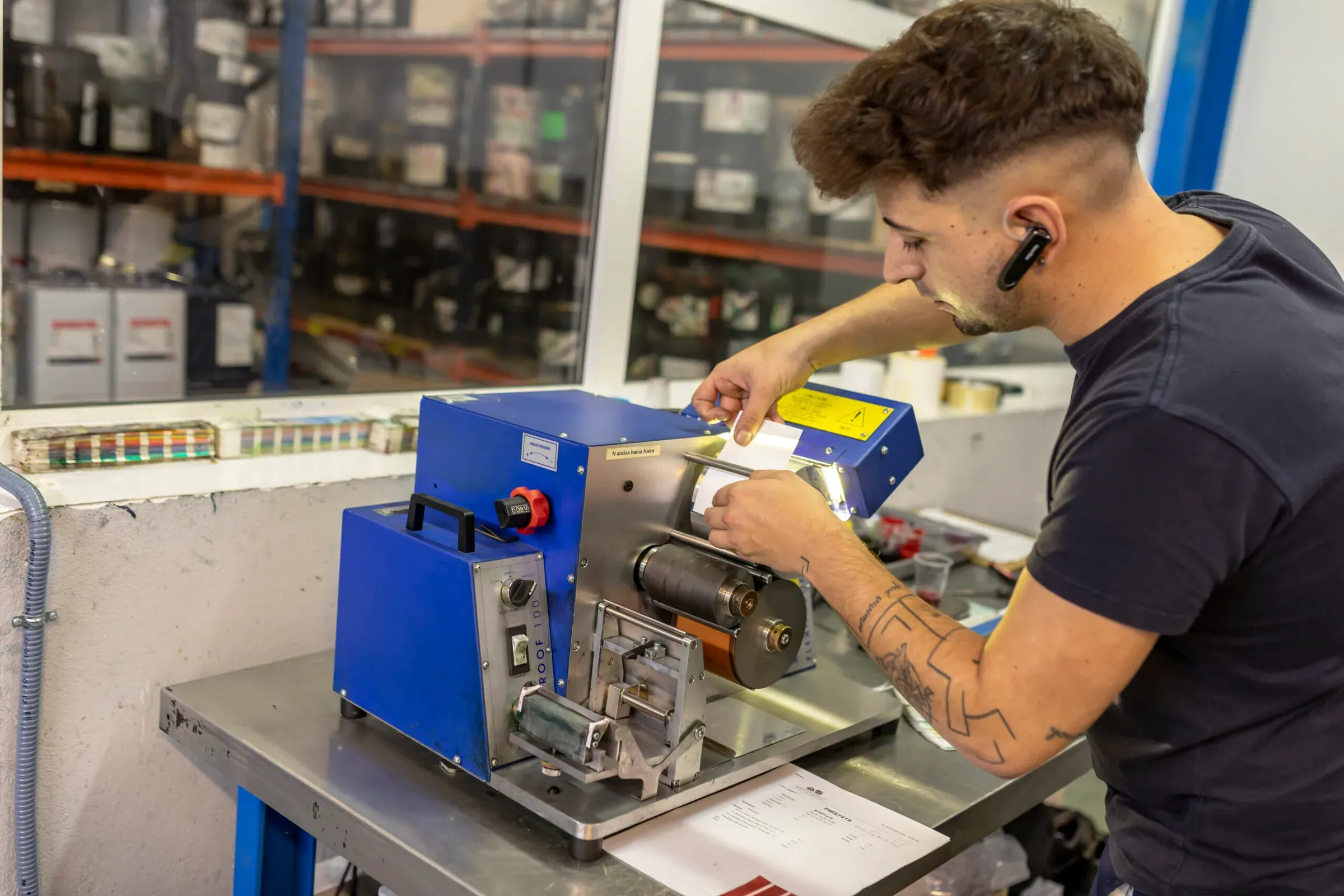 Técnico del centro de color haciendo una prueba de tinta en el laboratorio
