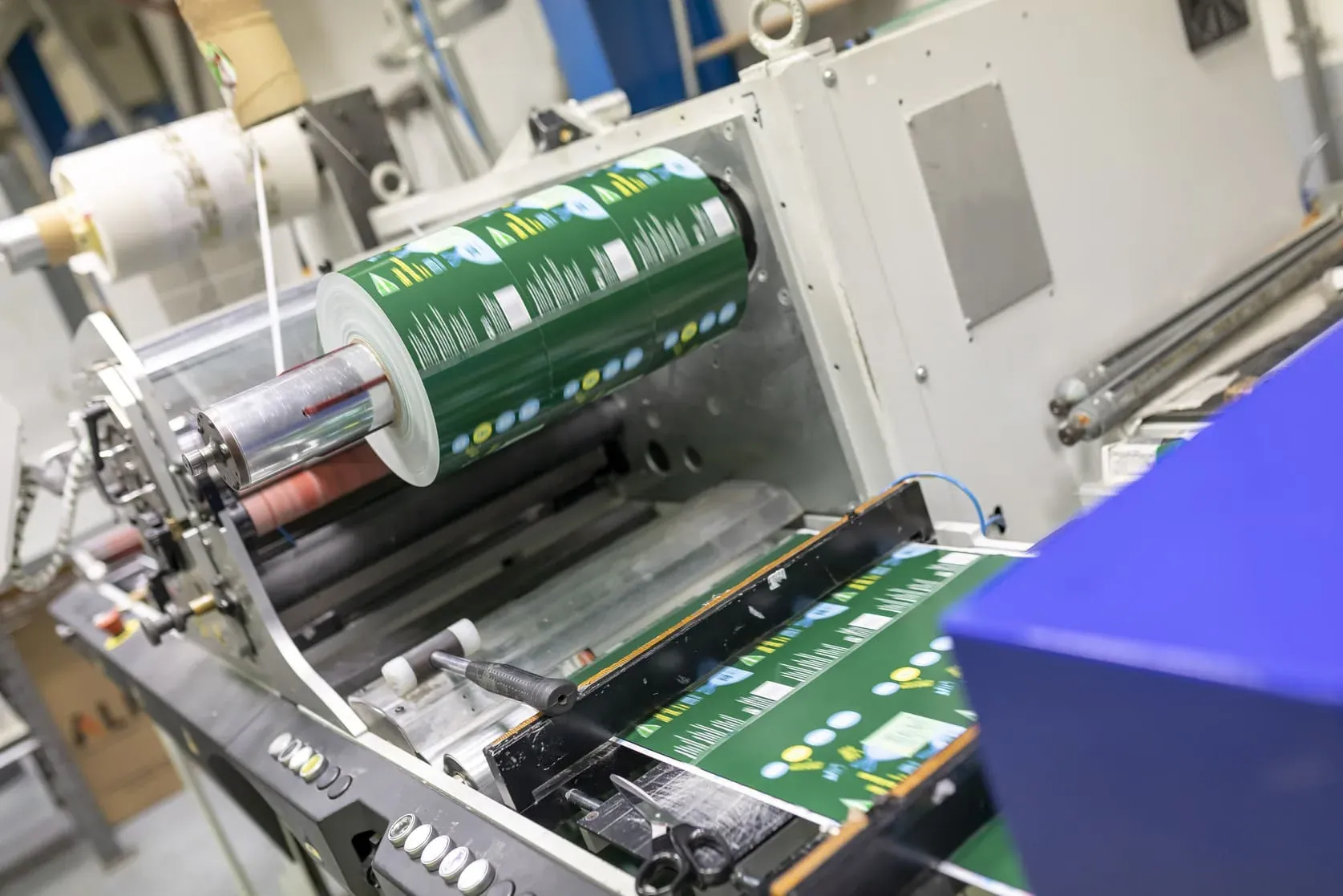 Máquina de flexografía imprimiendo una banda de etiquetas
