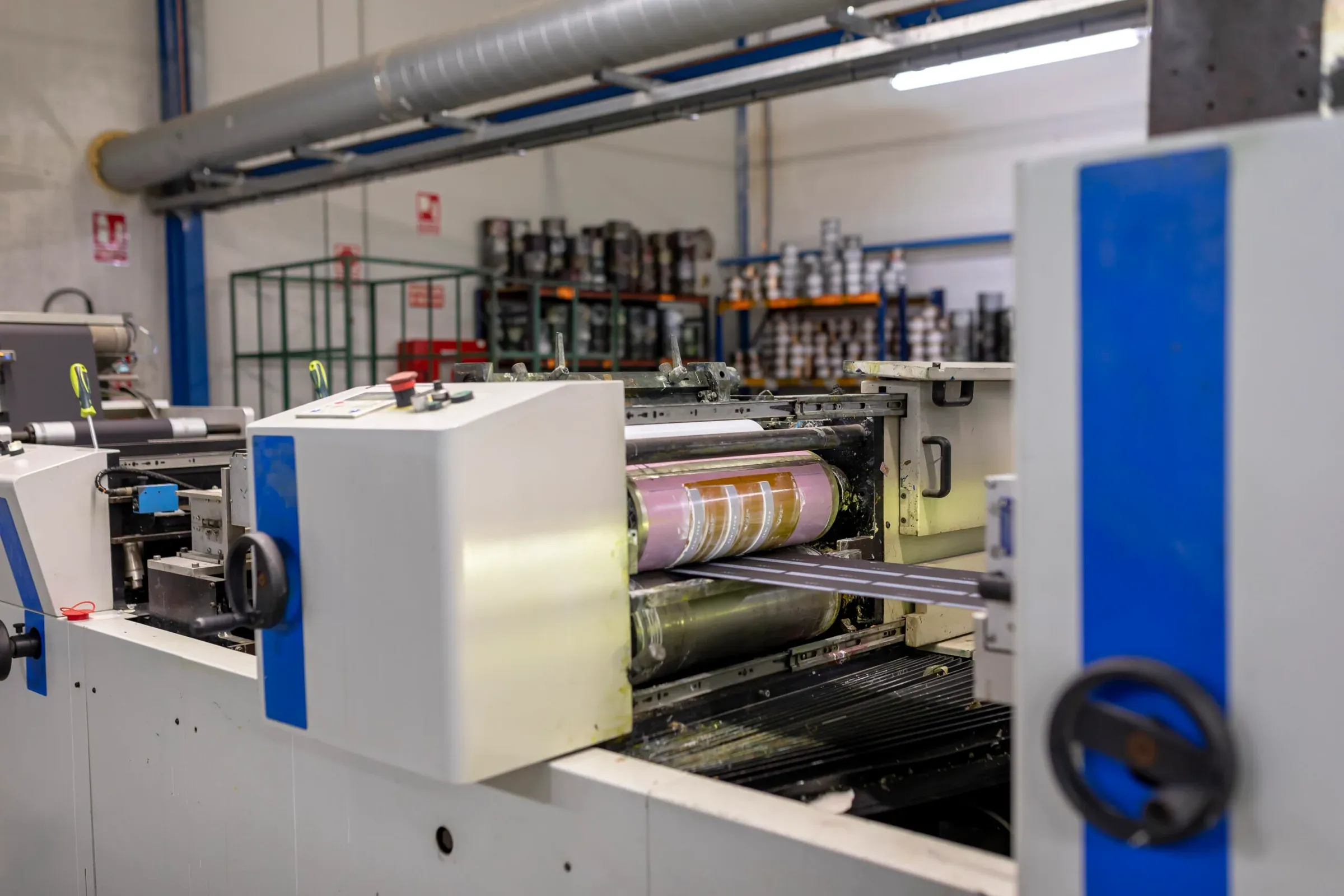 Máquina de impresión offset con una bobina de etiquetas