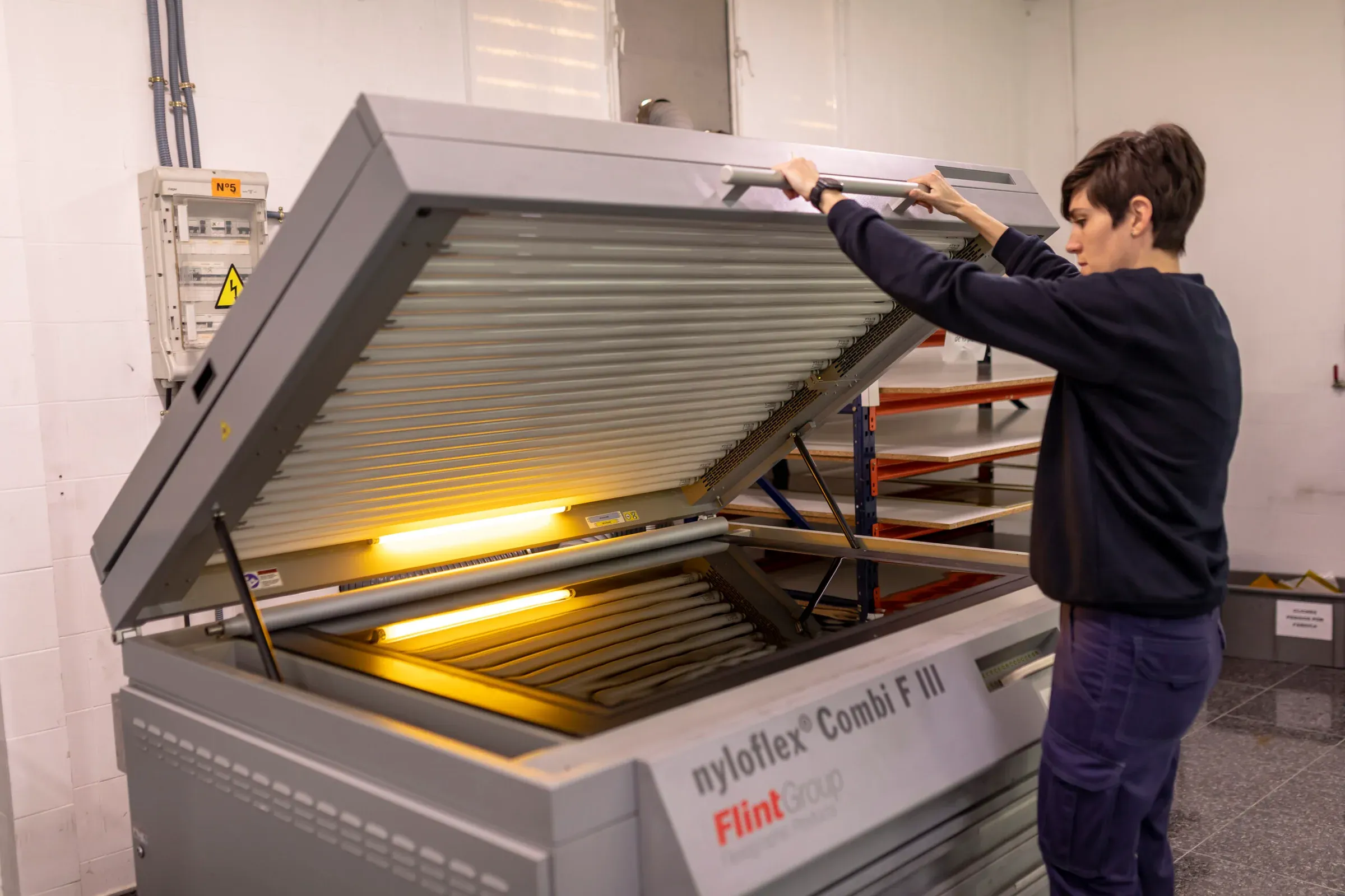 Técnica de preimpresión abriendo la procesadora de planchas Nyloflex